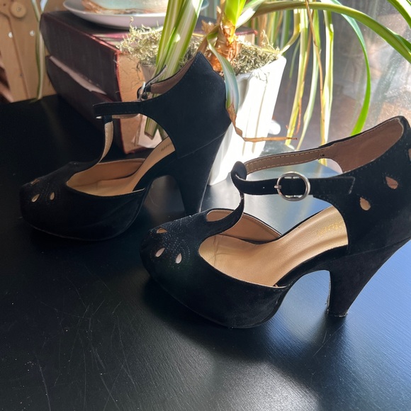 ModCloth size 7 velour black t-strap pumps - Picture 3 of 6